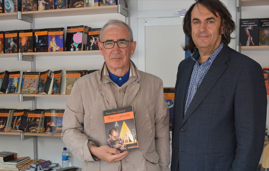 Pedro Charro en la Feria del Libro de Valladolid junto al escritor Miguel Ángel de Rus