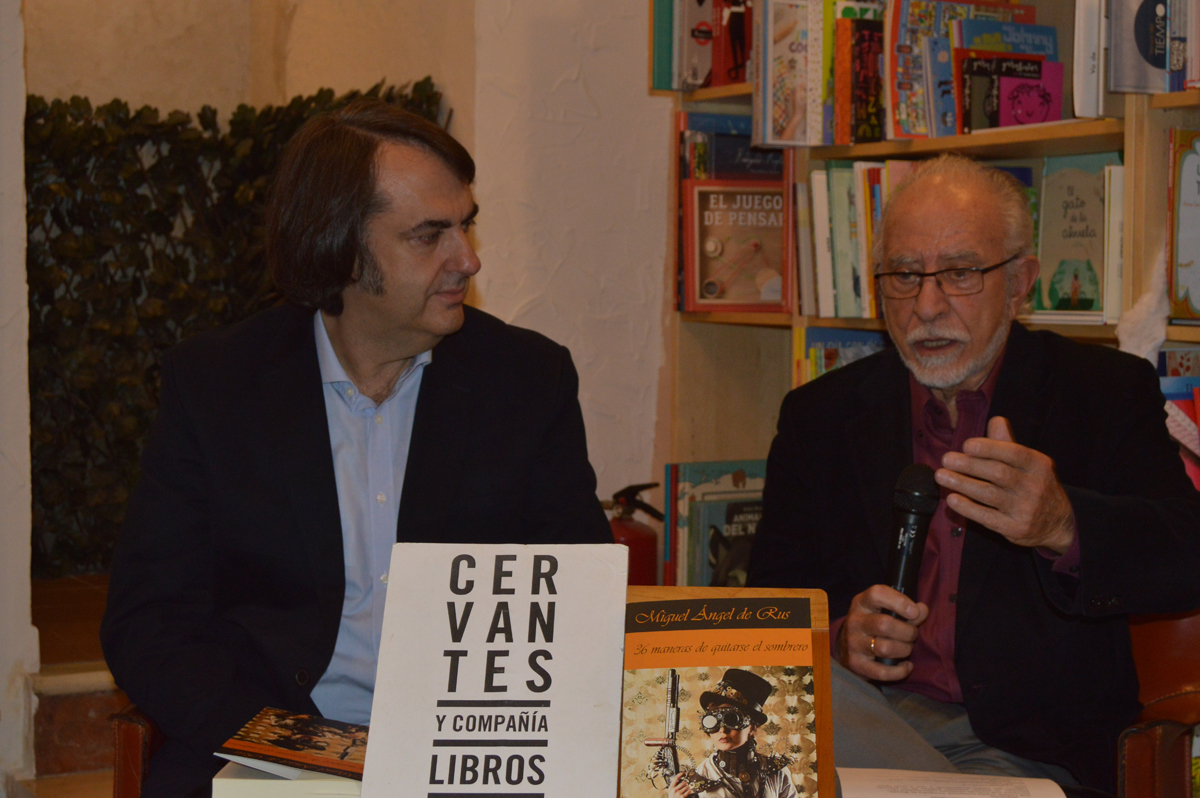José María Merino y Miguel Ángel de Rus en la presentación de 36 maneras de quitarse el sombrero, en Cervantes y Cia, Madrid
