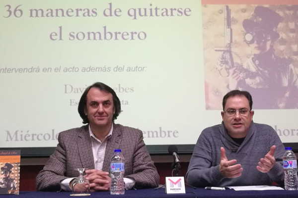 David Acebes y Miguel ngel de Rus en la presentacin de 36 maneras de quitarse el sombrero, en librera Margen, Valladolid